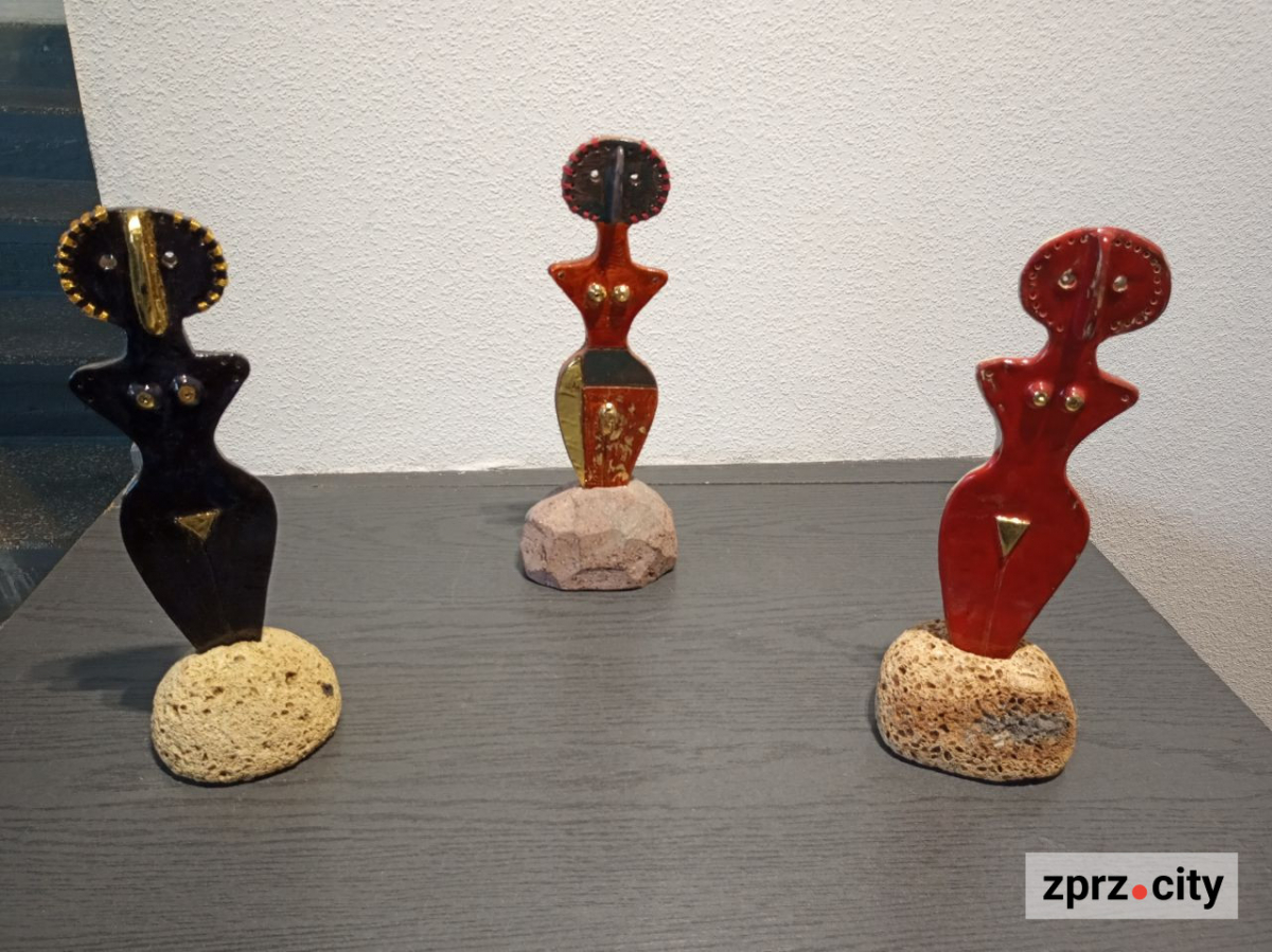 "Мені подобається цей образ загадковістю і містицизмом": у Запоріжжі відкрили сучасну виставку Мамаїв - фото 