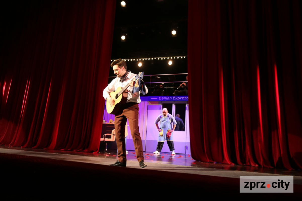 "Ми взяли п'єсу, яка дуже популярна в Європі": у запорізькому театрі покажуть комедію про кохання на трьох