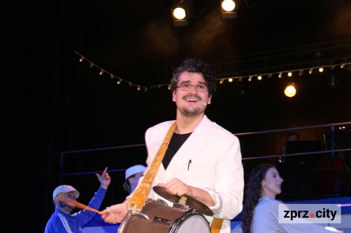 "Ми взяли п'єсу, яка дуже популярна в Європі": у запорізькому театрі покажуть комедію про кохання на трьох