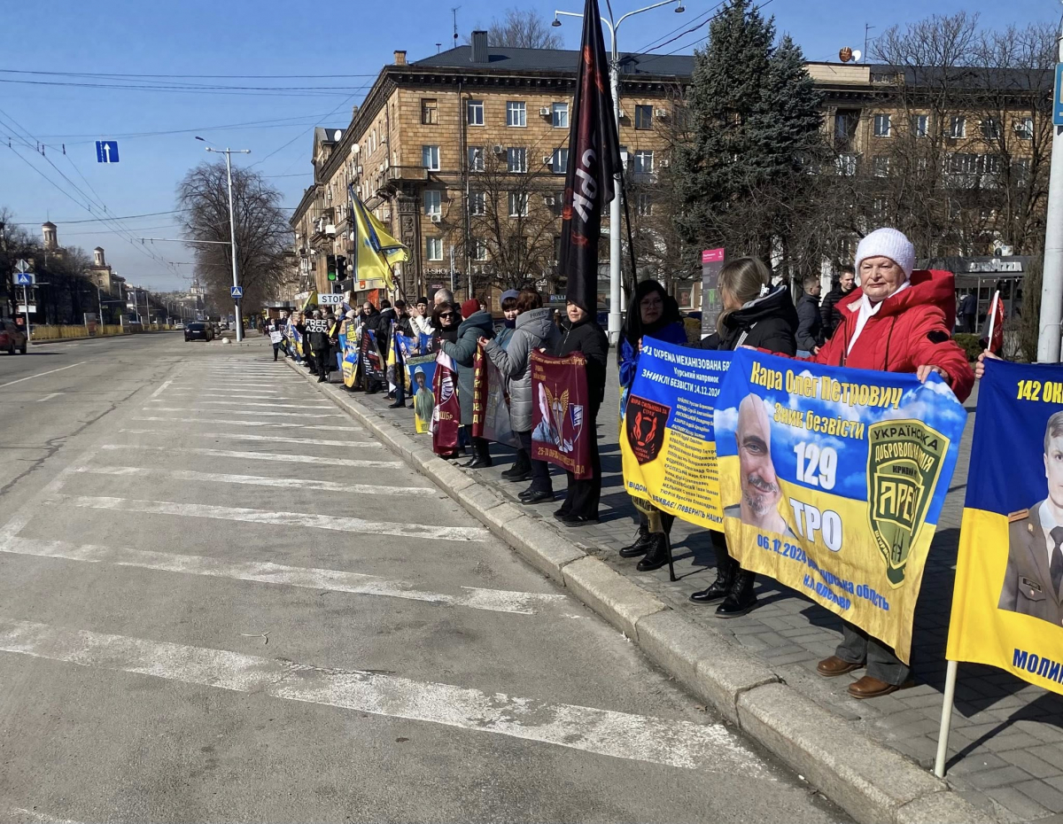 "Мовчання — це смерть": у центрі Запоріжжя відбулася акція на підтримку військовополонених (фото)