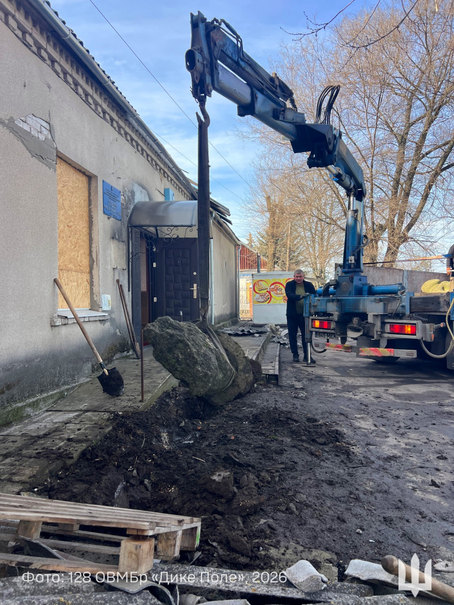 На Запоріжжі військові врятували кам’яних баб від російських авіабомб (фото)