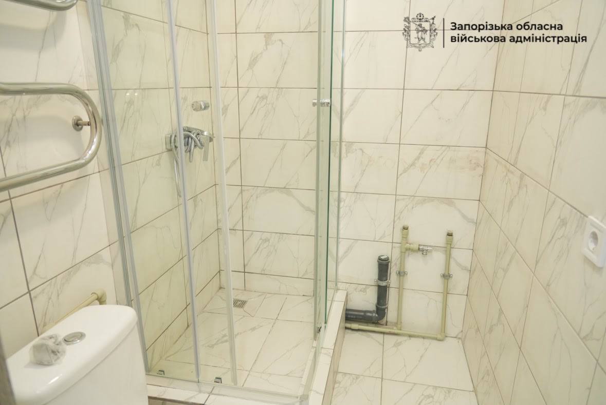 Нарешті вдома: у Запоріжжі мешканці відновленої багатоповерхівки отримують ключі від квартир (фото, відео)