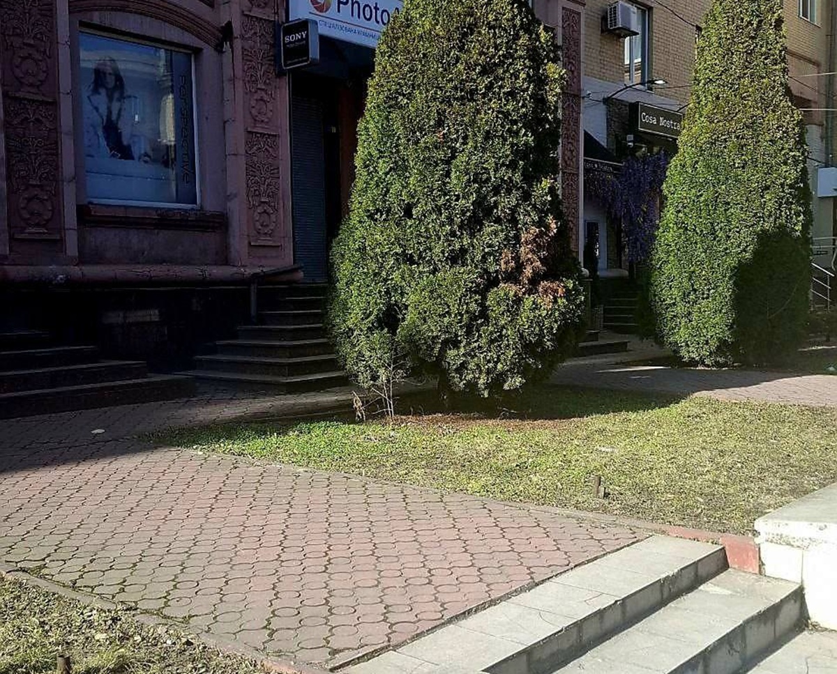 Після скарг у соцмережах: у центрі Запоріжжя прибрали незаконні банери російською мовою (фото)