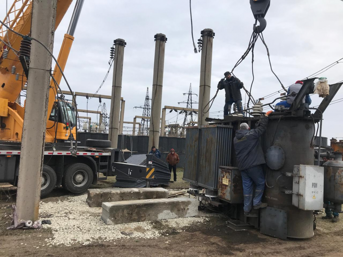 Після трьох днів роботи енергетиків: у Запоріжжі 47 тисяч родин залишилися без світла внаслідок обстрілу