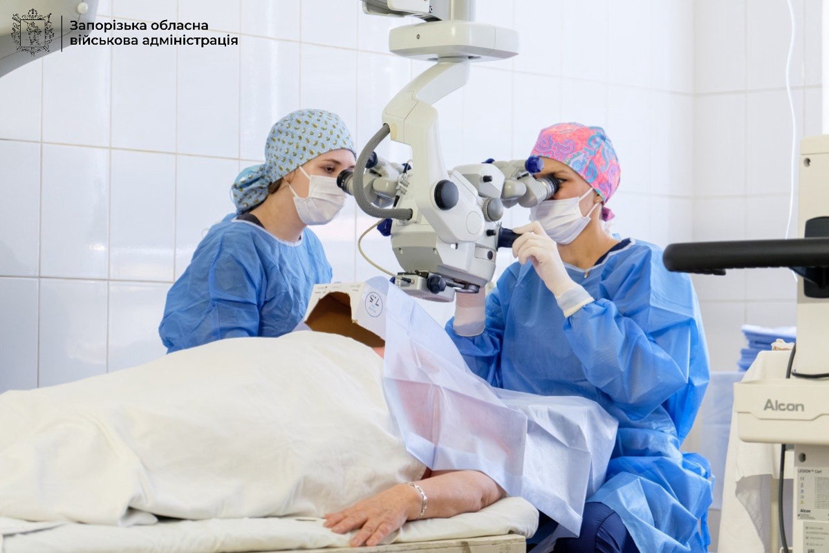 Понад 10 тисяч успішних операцій: у Запоріжжі безоплатно повертають зір пацієнтам з катарактою (фото, відео)