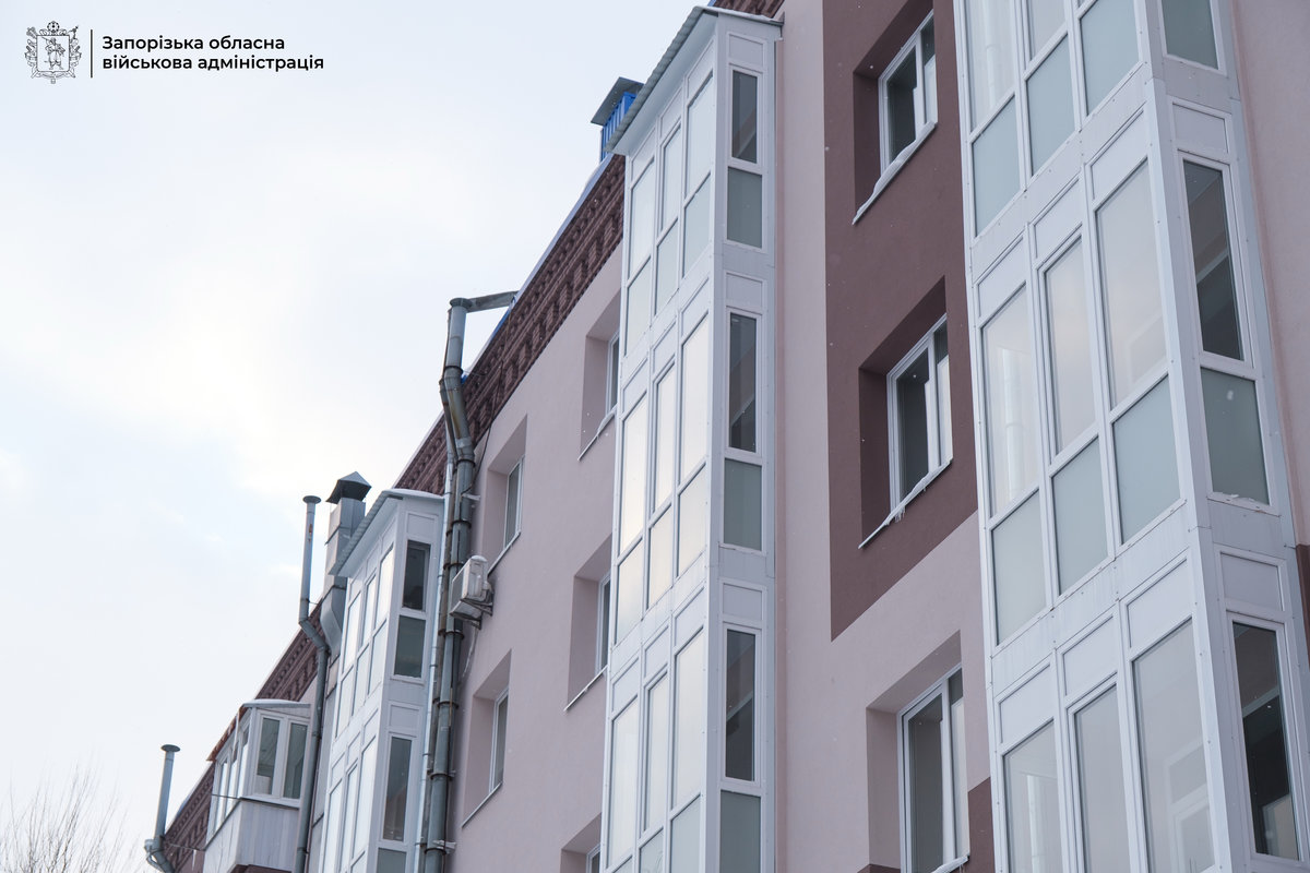 Фасад відновленого будинку по вулиці Незалежної України в Запоріжжі після руйнування російською ракетою 