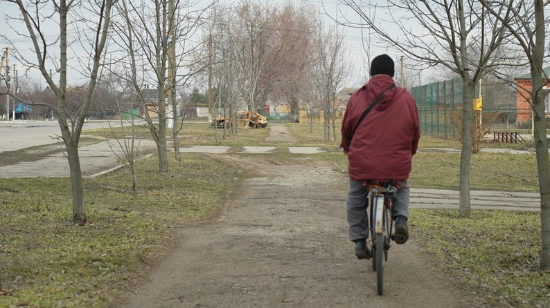 "Психічно неможливо жити тут. А все одно хочеться повертатись": як під обстрілами живуть мешканці Біленького (фото, відео)