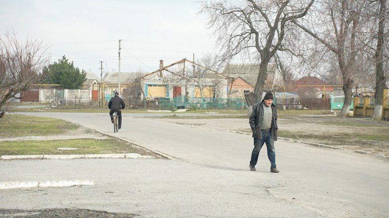 "Психічно неможливо жити тут. А все одно хочеться повертатись": як під обстрілами живуть мешканці Біленького (фото, відео)