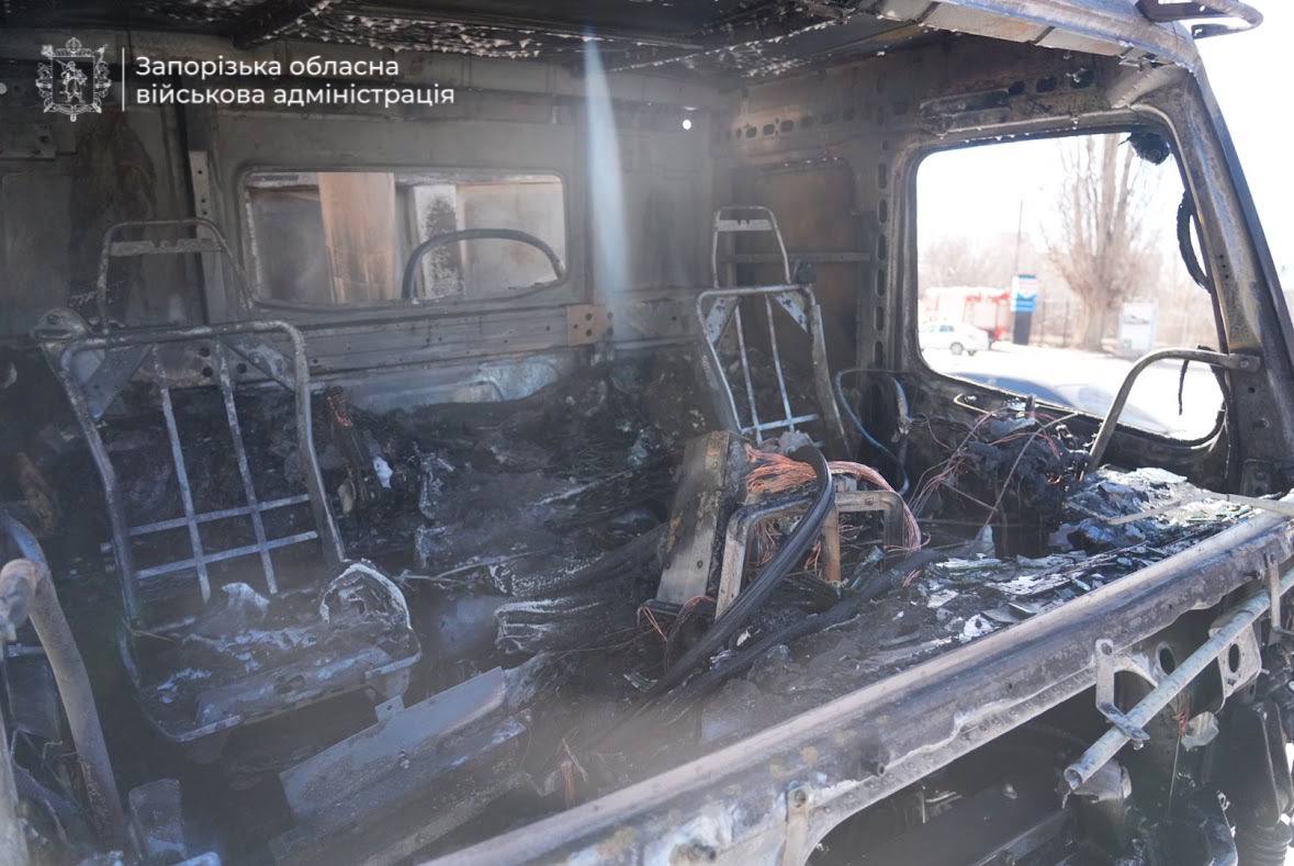 Росіяни вдарили дроном по вантажівці на шосе — у спальному районі Запоріжжя спалахнула пожежа (фото, відео)