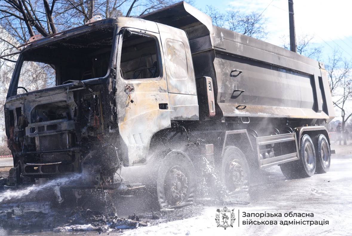 Росіяни вдарили дроном по вантажівці на шосе — у спальному районі Запоріжжя спалахнула пожежа (фото, відео)