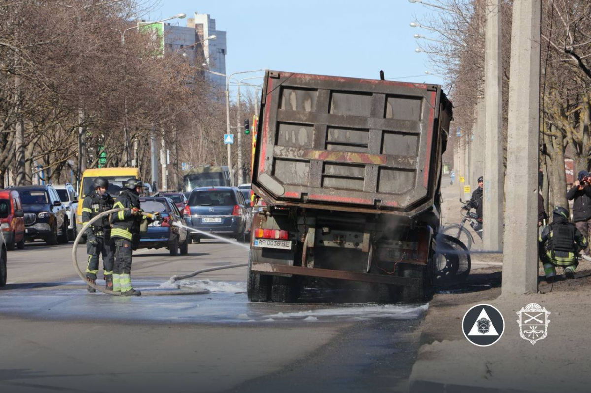 Росіяни вдарили дроном по вантажівці на шосе — у спальному районі Запоріжжя спалахнула пожежа (фото, відео)