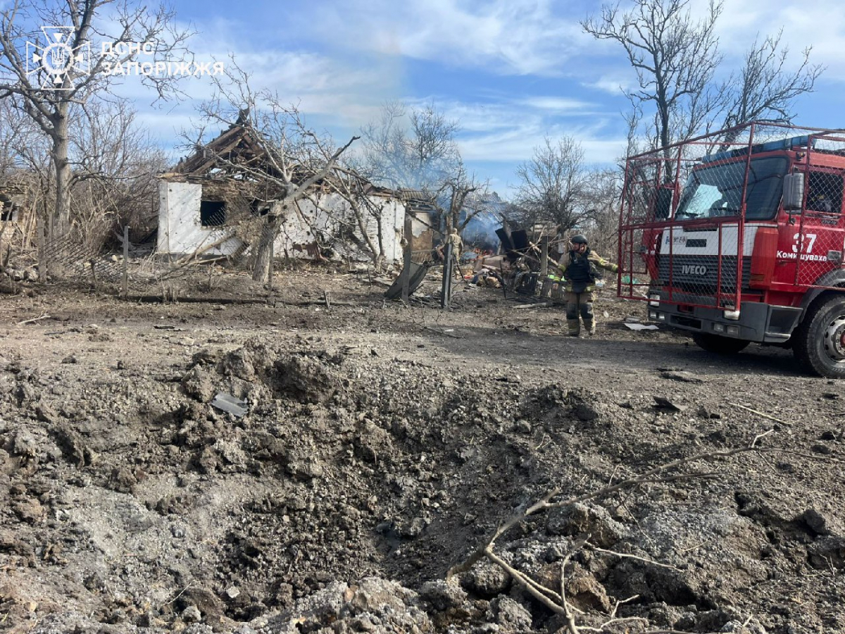 Вирва на місці прильоту російського КАБа у Комишувасі, Запорізького району, 2 березня 