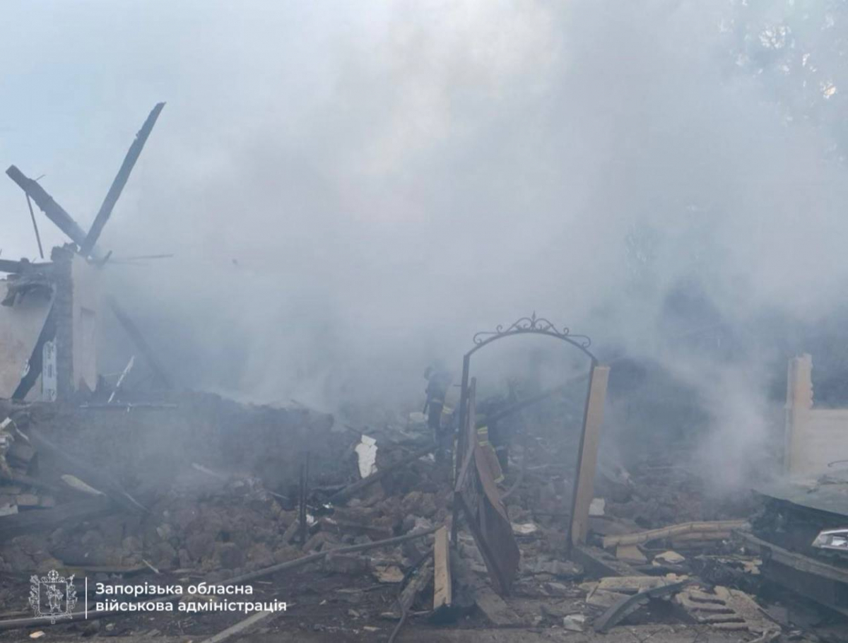 Російський дрон вдарив по житловому будинку в Запоріжжі: двоє загиблих, серед постраждалих - діти (фото)