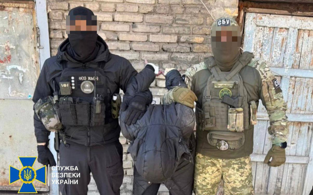 СБУ та Нацполіція задокументували протиправну діяльність запоріжця, причетного до незаконного зберігання та збуту зброї й боєприпасів. Фото СБУ