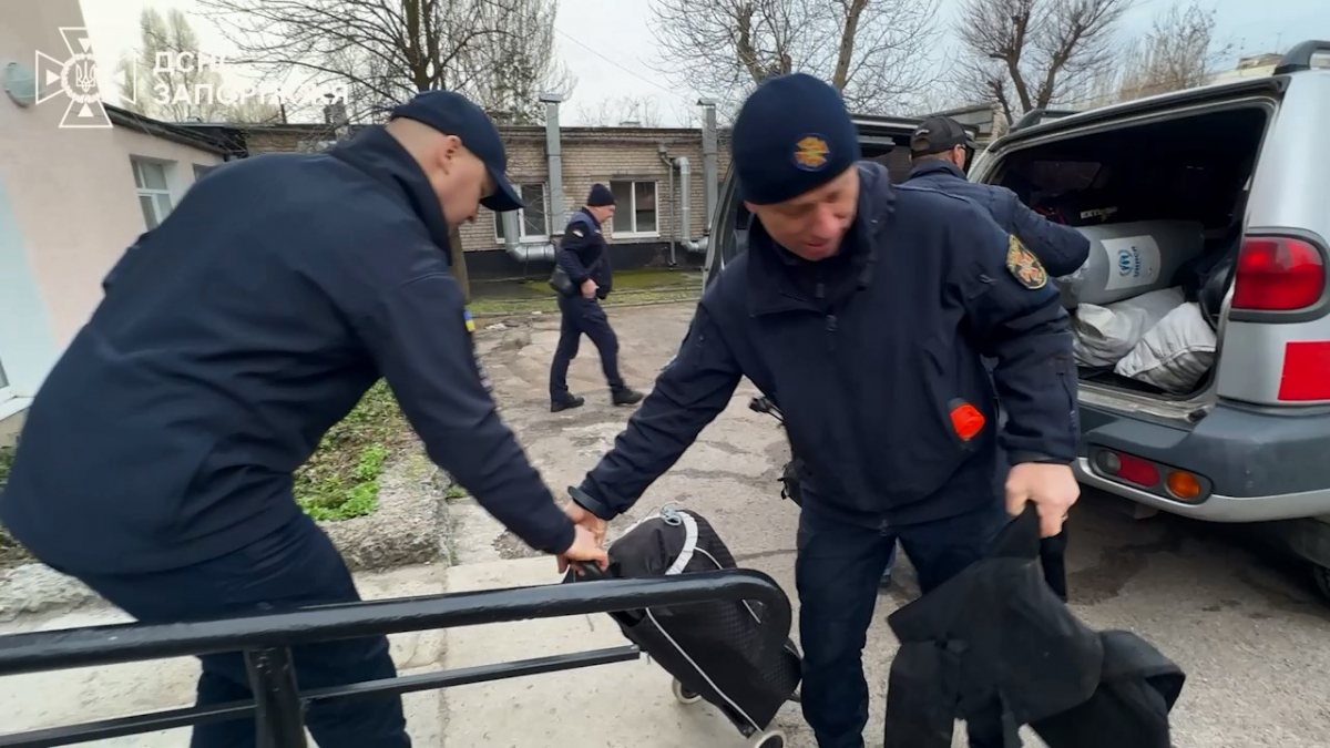 На Запоріжжі рятувальники  евакуювали чоловіка з-під обстрілів, фото: ГУ ДСНС України у Запорізькій області