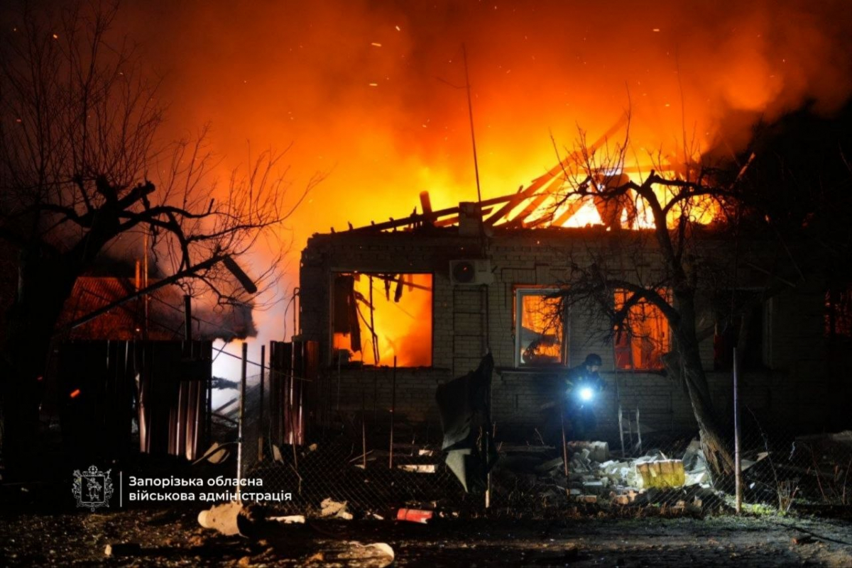Шість дронів і п'ять балістичних ракет - внаслідок атаки на Запоріжжя є загиблий та поранені (фото, відео)