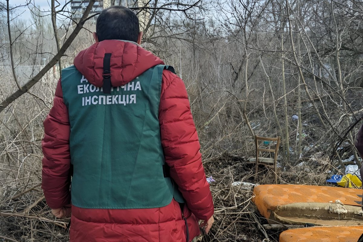 Фахівці держекоінспекції зафіксували сміттєзвалище у Вознесенівському районі після скарги на "гарячу лінію"