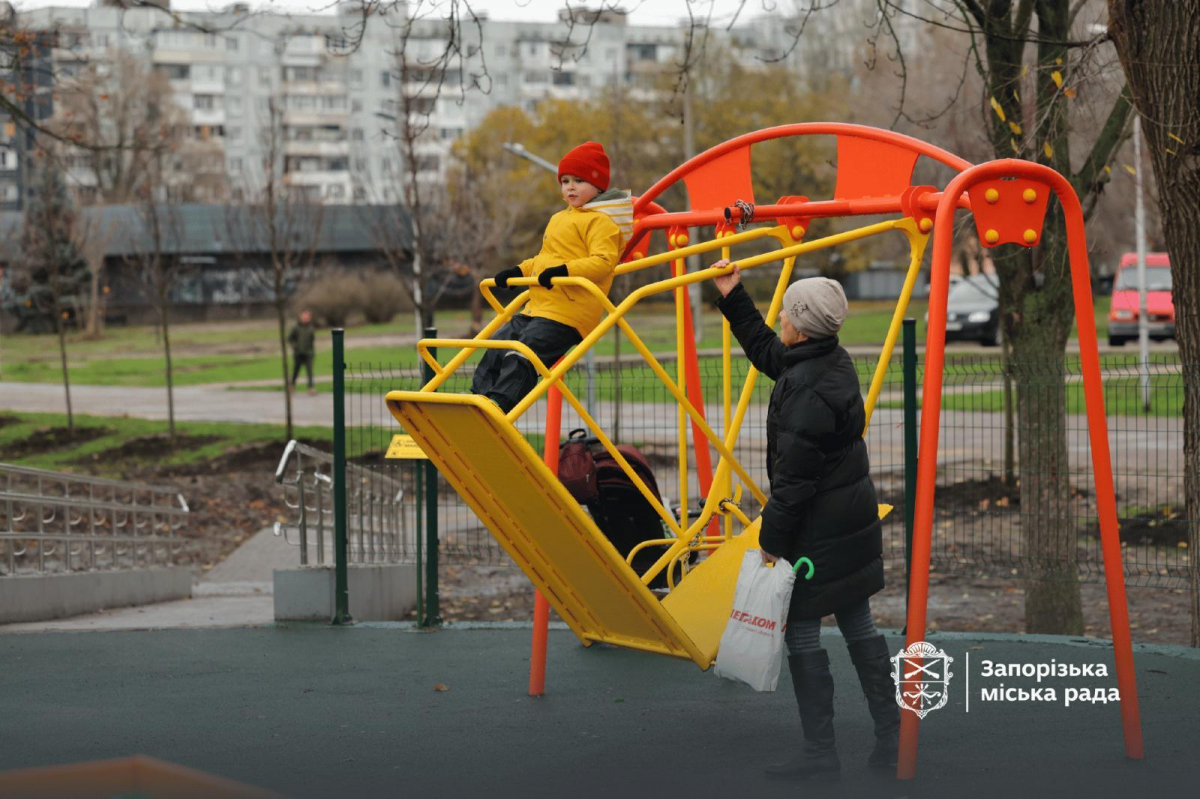 Три вже готові, четвертий - в процесі: у Запоріжжі триває облаштування інклюзивних майданчиків (фото)