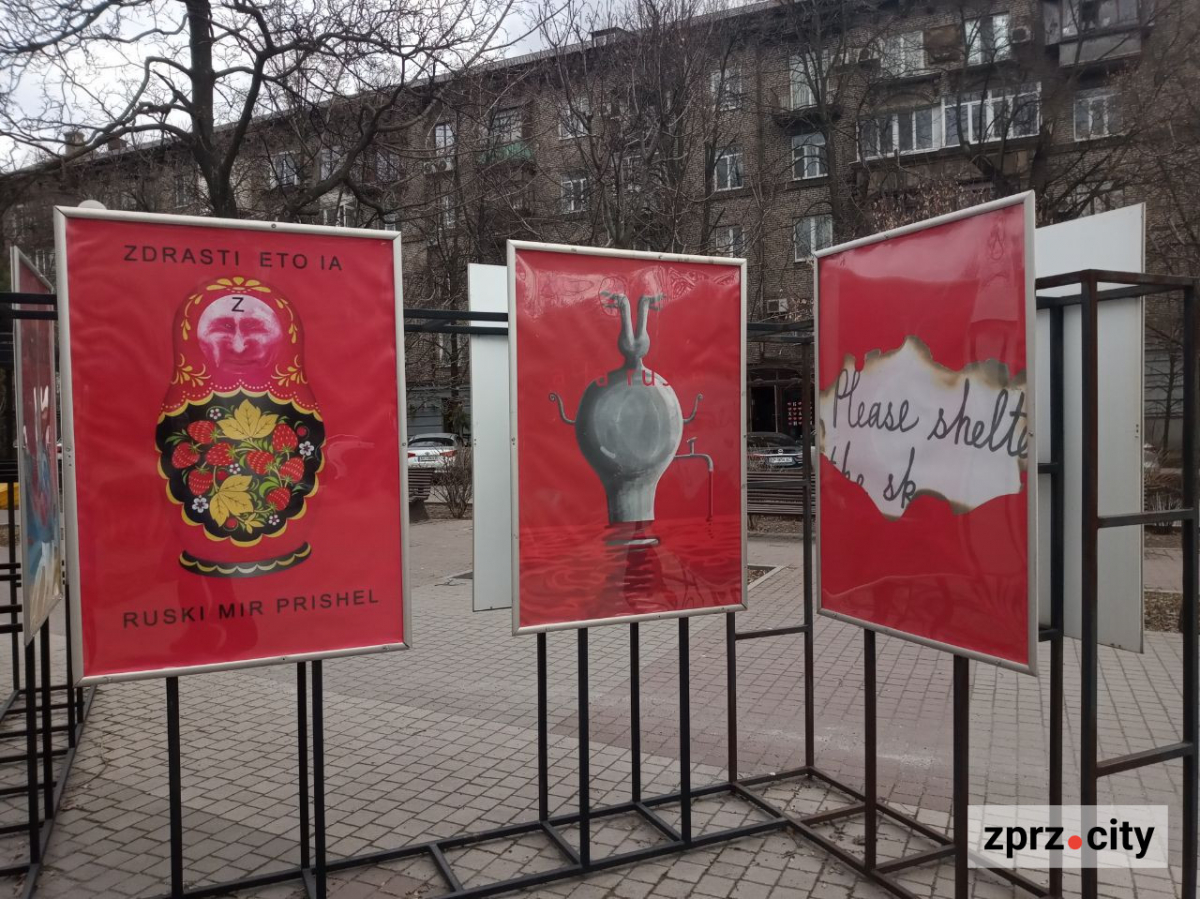 У Запоріжжі показали плакати воєнного часу "мами" авангардної української моди (фото)