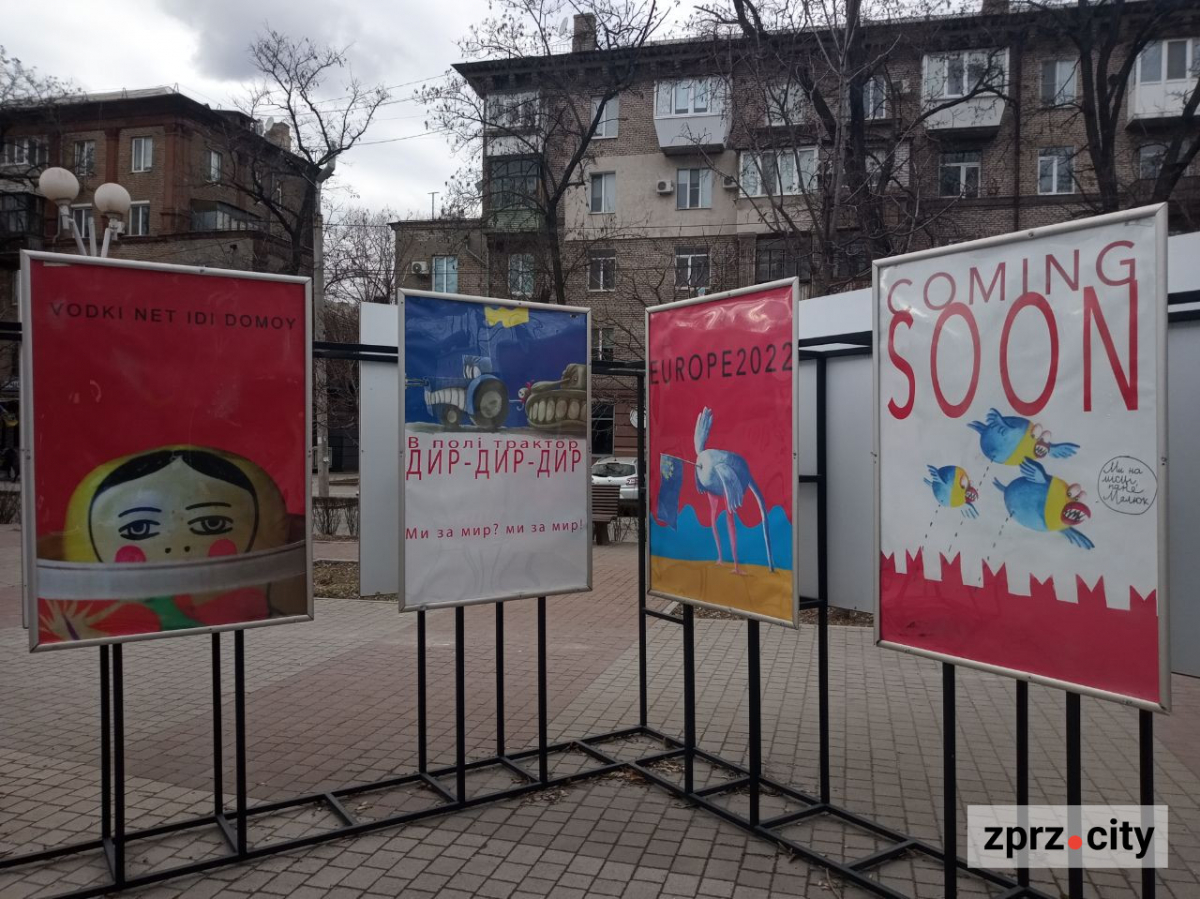 У Запоріжжі показали плакати воєнного часу "мами" авангардної української моди (фото)