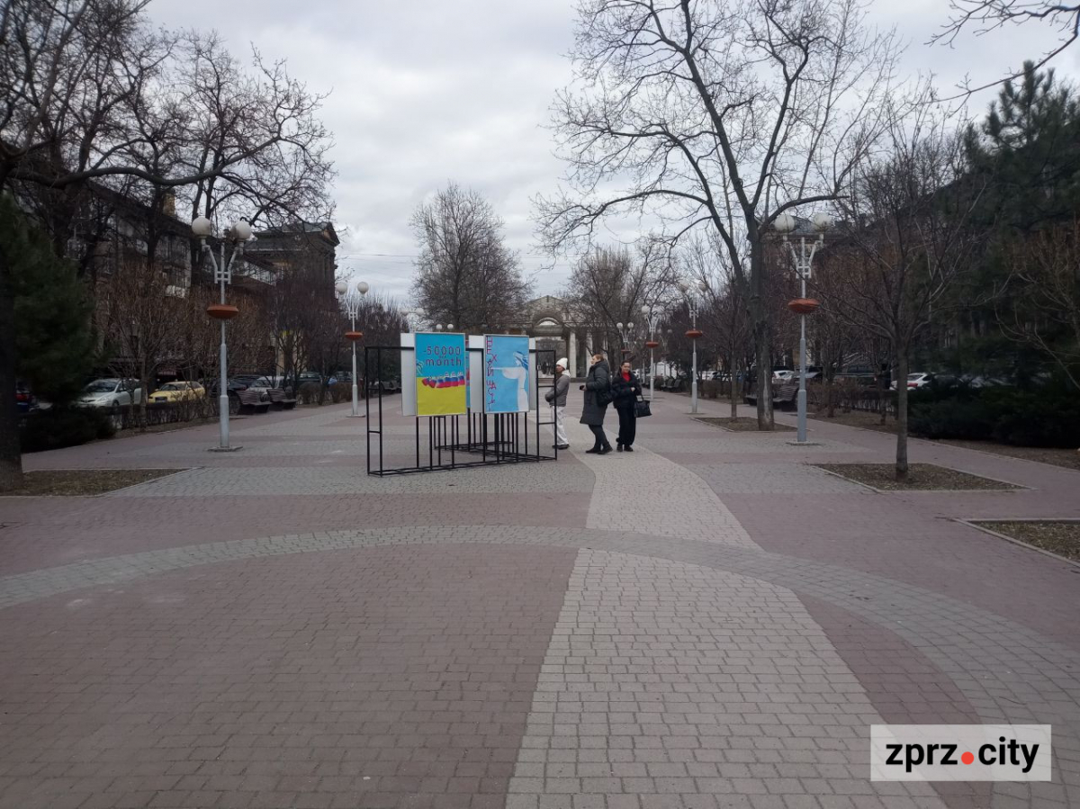 У Запоріжжі показали плакати воєнного часу "мами" авангардної української моди (фото)