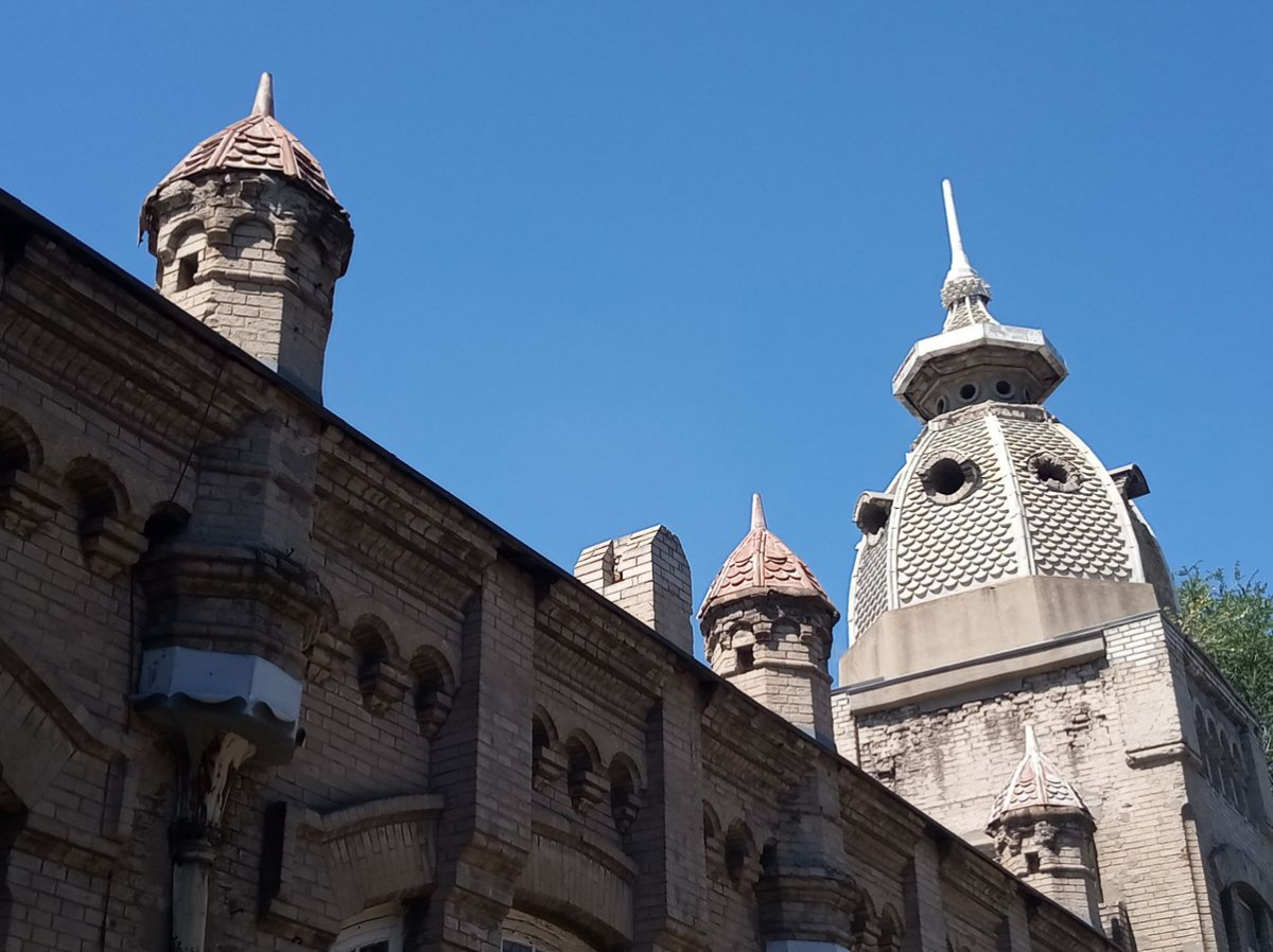 Перша міська електростанція у псевдоготичному стилі  і венеціанськими вікнами (1911 рік), зараз тут теж розміщується один з адмінкорпусів ПАТ "Запоріжжяобленерго". Фото Світлани Олійник