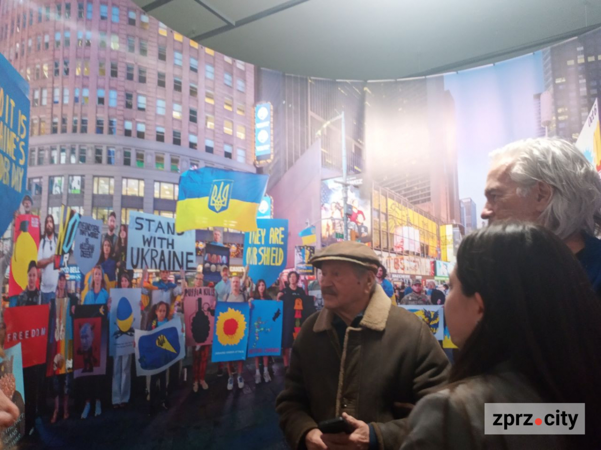 У Запоріжжі відкрили портал на Таймс-сквер: ексклюзивне інтерв'ю з художником із США, який приїхав в Україну