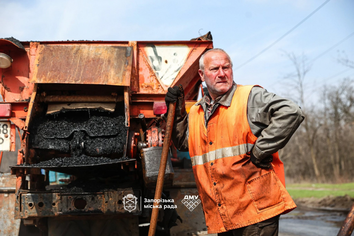 У Запоріжжі зима була нещадна до асфальту: на Хортиці латають стратегічний шлях від Мамая до аркового мосту (фото)