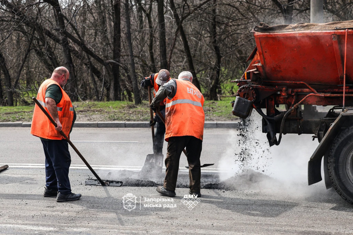У Запоріжжі зима була нещадна до асфальту: на Хортиці латають стратегічний шлях від Мамая до аркового мосту (фото)