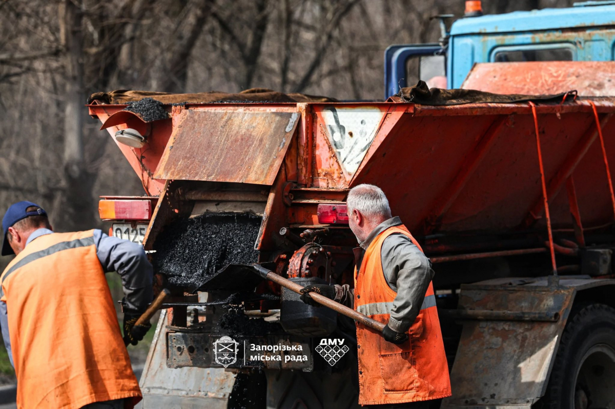 У Запоріжжі зима була нещадна до асфальту: на Хортиці латають стратегічний шлях від Мамая до аркового мосту (фото)