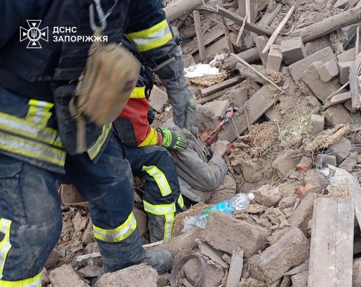 У Запорізькій області врятували жінку з-під завалів: які наслідки ворожих обстрілів за добу