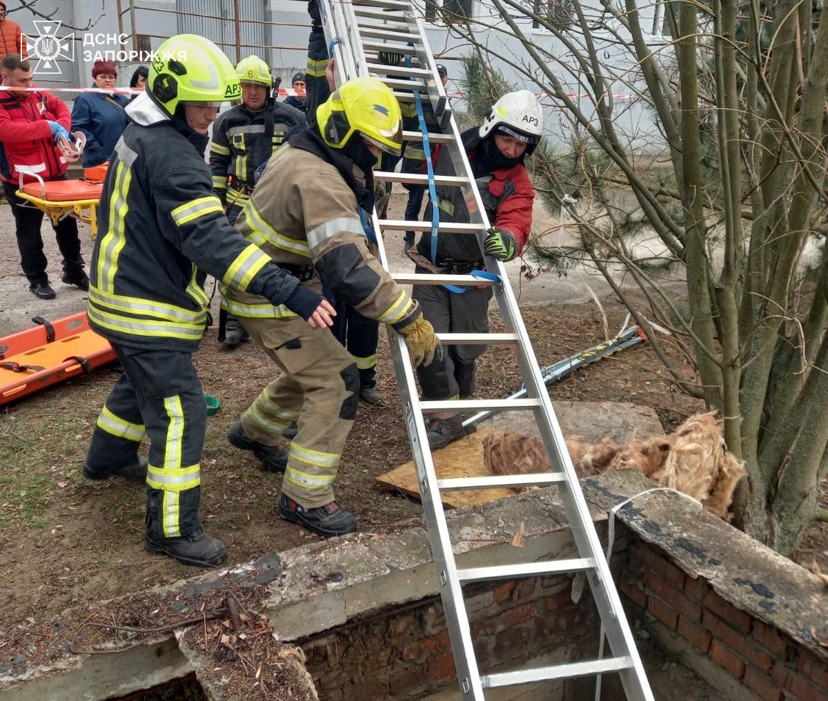 Рятувальники дістають жінку з п’ятиметрового колодязя у Запорізькому районі. Фото: ДСНС