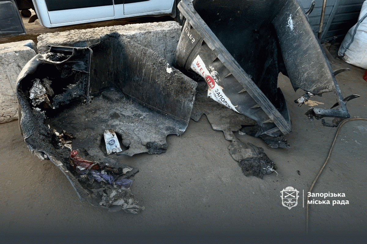 Спалені вандалами пластикові сміттєві контейнери у Запоріжжі