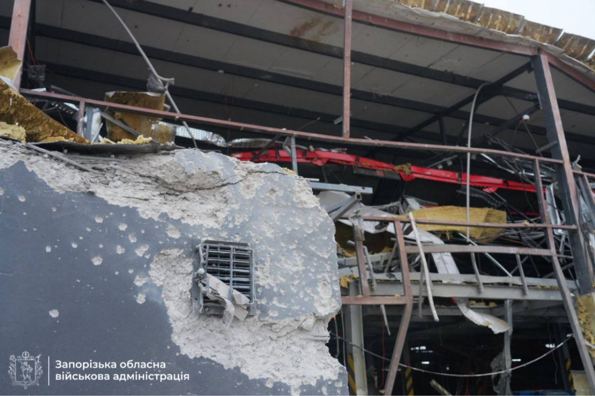 Вдарили по інноваційному терміналу СІЧ: вранці 17 березня росіяни атакували Запоріжжя (фото, відео)
