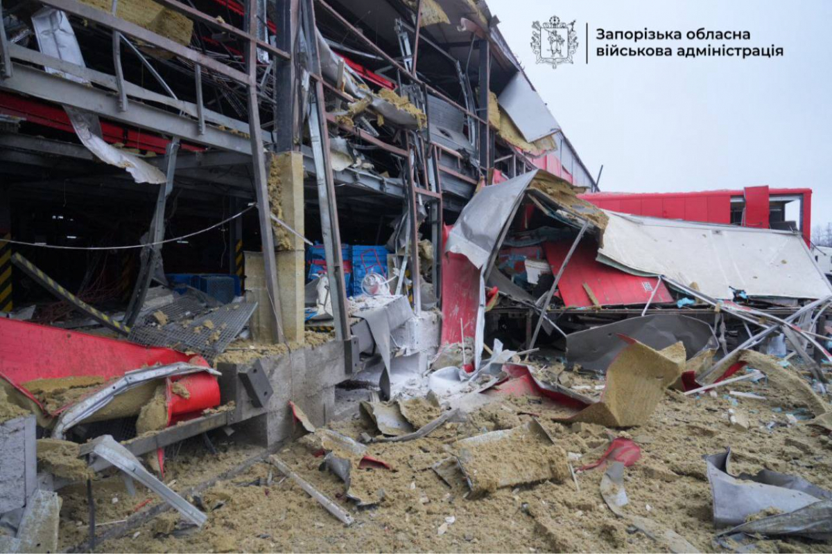 Вдарили по інноваційному терміналу СІЧ: вранці 17 березня росіяни атакували Запоріжжя (фото, відео)