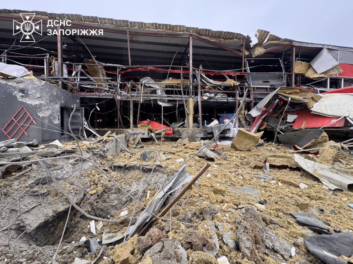 Вдарили по інноваційному терміналу СІЧ: вранці 17 березня росіяни атакували Запоріжжя (фото, відео)