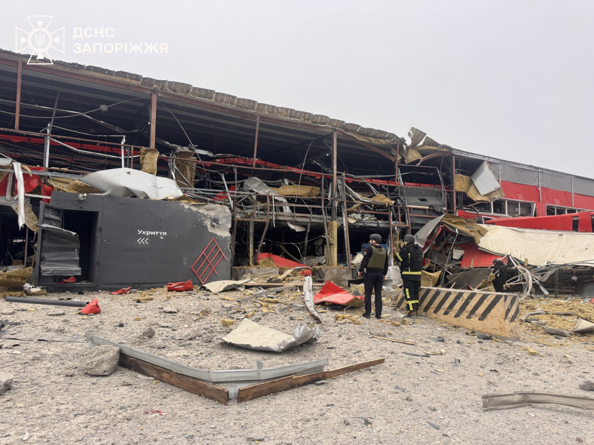 Вдарили по інноваційному терміналу СІЧ: вранці 17 березня росіяни атакували Запоріжжя (фото, відео)
