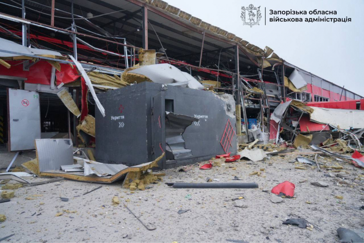 Вдарили по інноваційному терміналу СІЧ: вранці 17 березня росіяни атакували Запоріжжя (фото, відео)