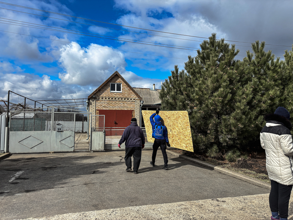 Вибух прогримів біля будинку: росіяни вночі атакували дронами Запорізький район (фото)