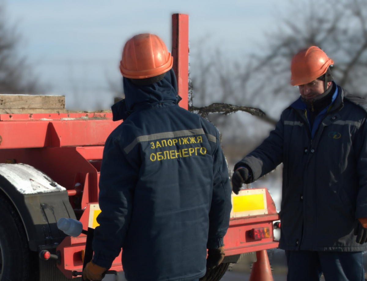 Відрами заливали оливу в трансформатор: на Запоріжжі енергетики вручну полагодили пошкоджену підстанцію (фото)