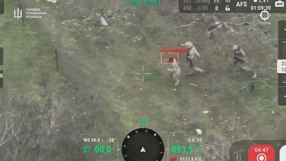 Бійці ГУР ведуть полоненого окупанта, якого захопили на Запорізькому напрямку