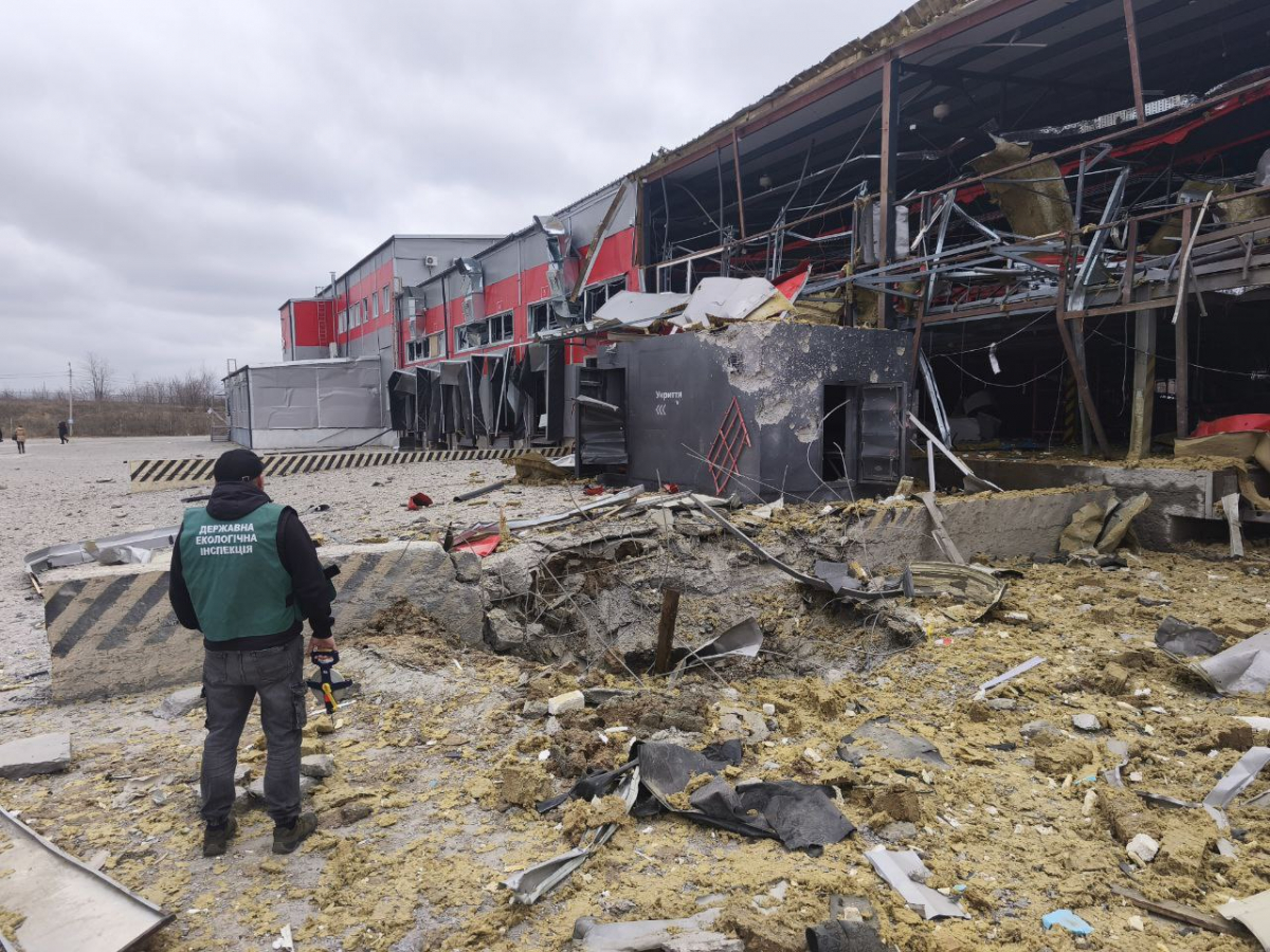 17 березня фахівці екоінспекції провели обстеження місця удару російських снарядів у Шевченківському районі Запоріжжя 