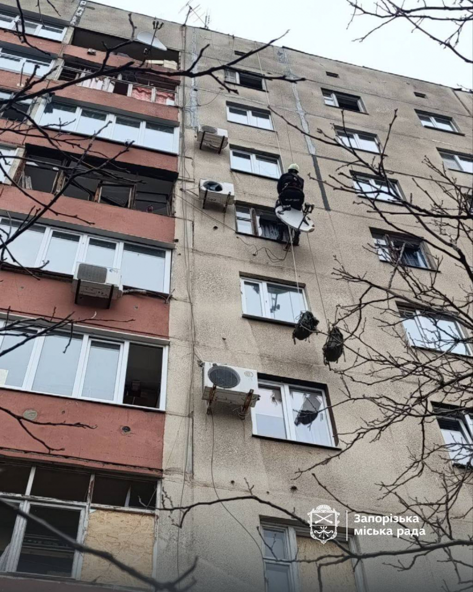 Вирви та уламки на землі: в Запоріжжі фахівці екоінспекції обстежили уражені дронами ділянки (фото)