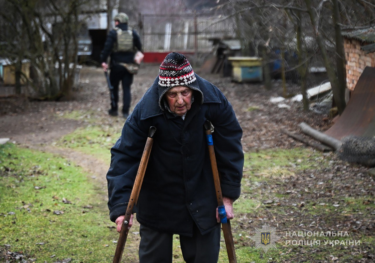 «Виїжджаємо, бо дуже сильно почали бомбити»: на Запоріжжі людей евакуювали під прицілом ворожих дронів (фото, відео)