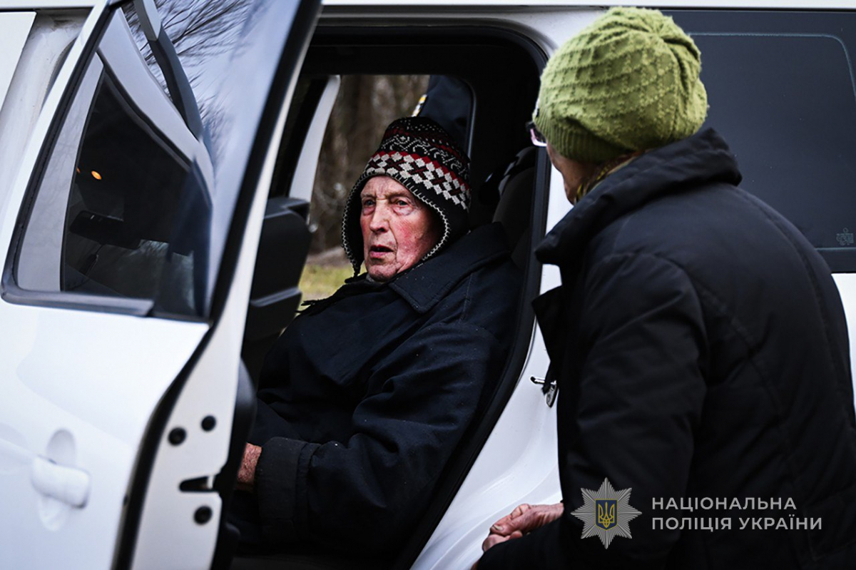 «Виїжджаємо, бо дуже сильно почали бомбити»: на Запоріжжі людей евакуювали під прицілом ворожих дронів (фото, відео)