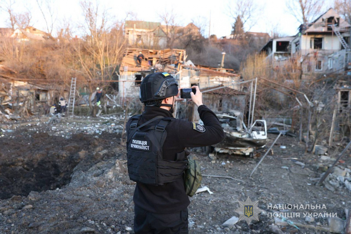 Ворог вдарив КАБами по Запоріжжю і Розумівці: поранені люди, розтрощені домівки та згорілі авто (фото, відео)