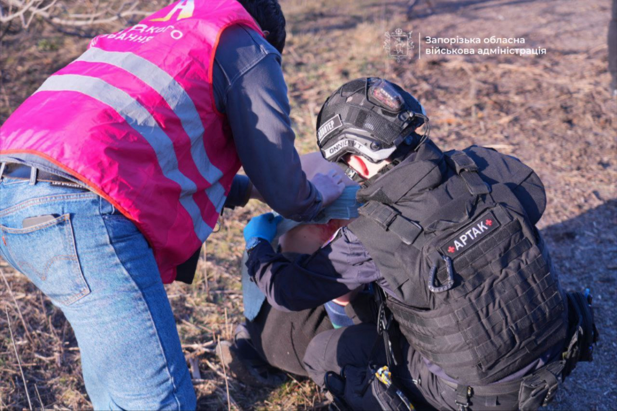 Ворог вдарив КАБами по Запоріжжю і Розумівці: поранені люди, розтрощені домівки та згорілі авто (фото, відео)