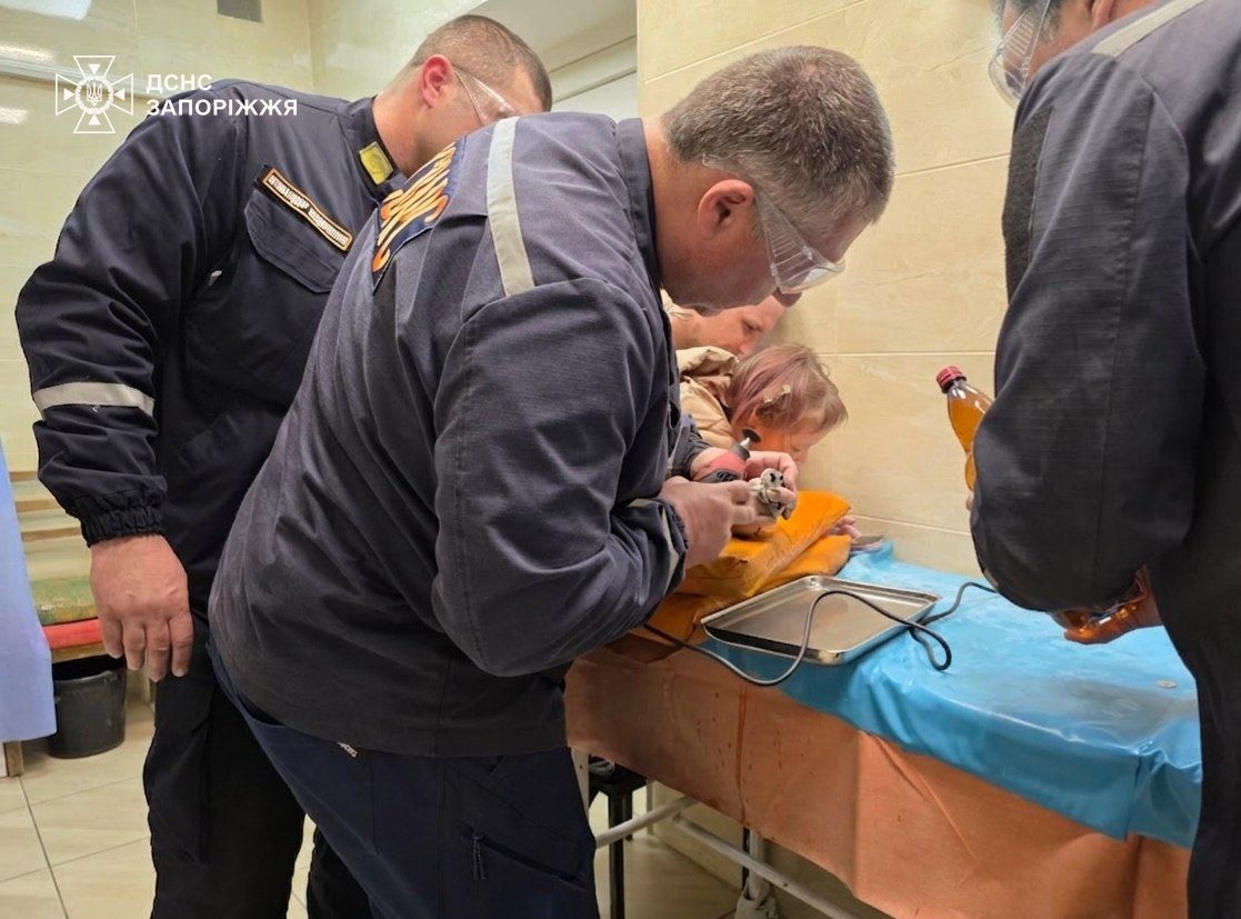 Забавка обернулась неприємностями: у Запоріжжі рятувальники прийшли на допомогу дитині (фото)