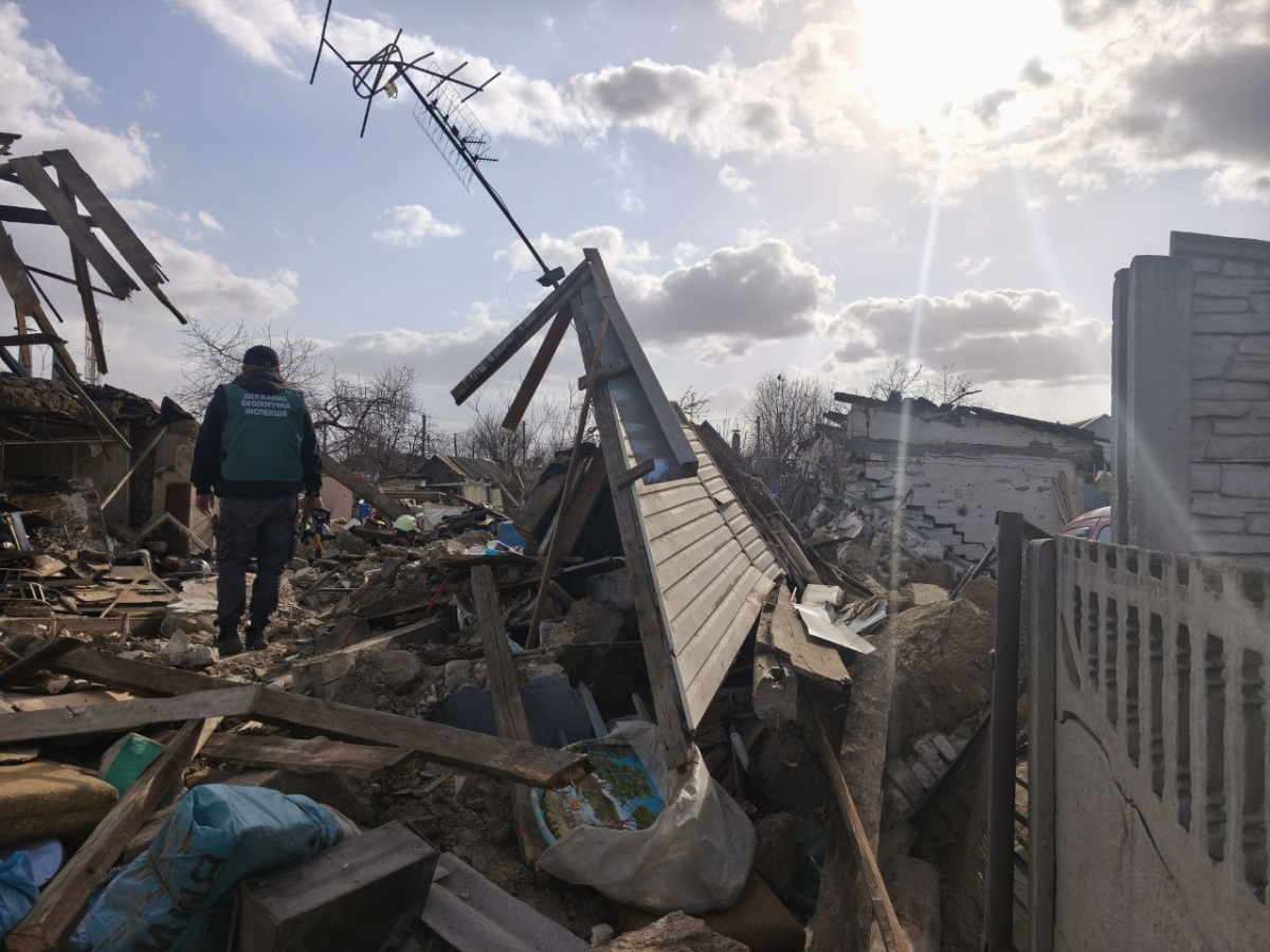 Замість будинку — суцільні руїни: у Запоріжжі екологи обстежили місце ураження російським дроном (фото)