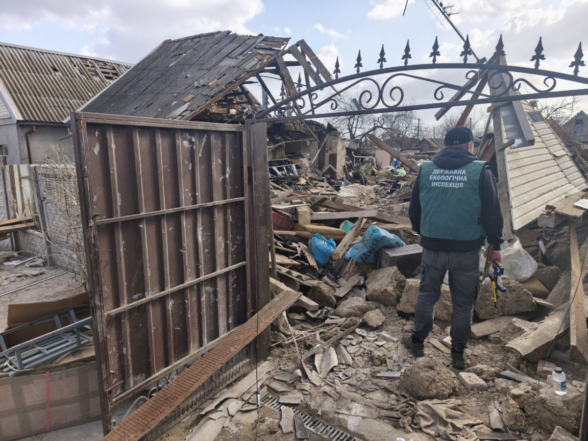 Замість будинку — суцільні руїни: у Запоріжжі екологи обстежили місце ураження російським дроном (фото)